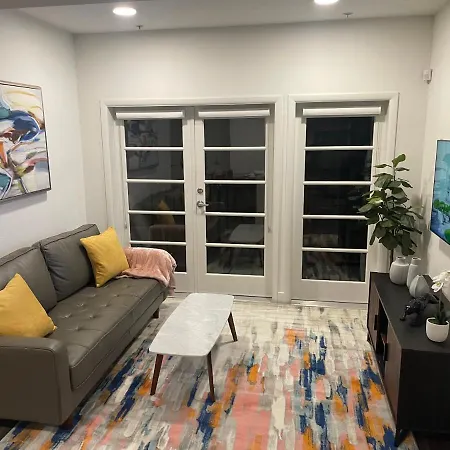 Lovely 2/2 Apartment In Heart Of Santa Monica With Free Parking